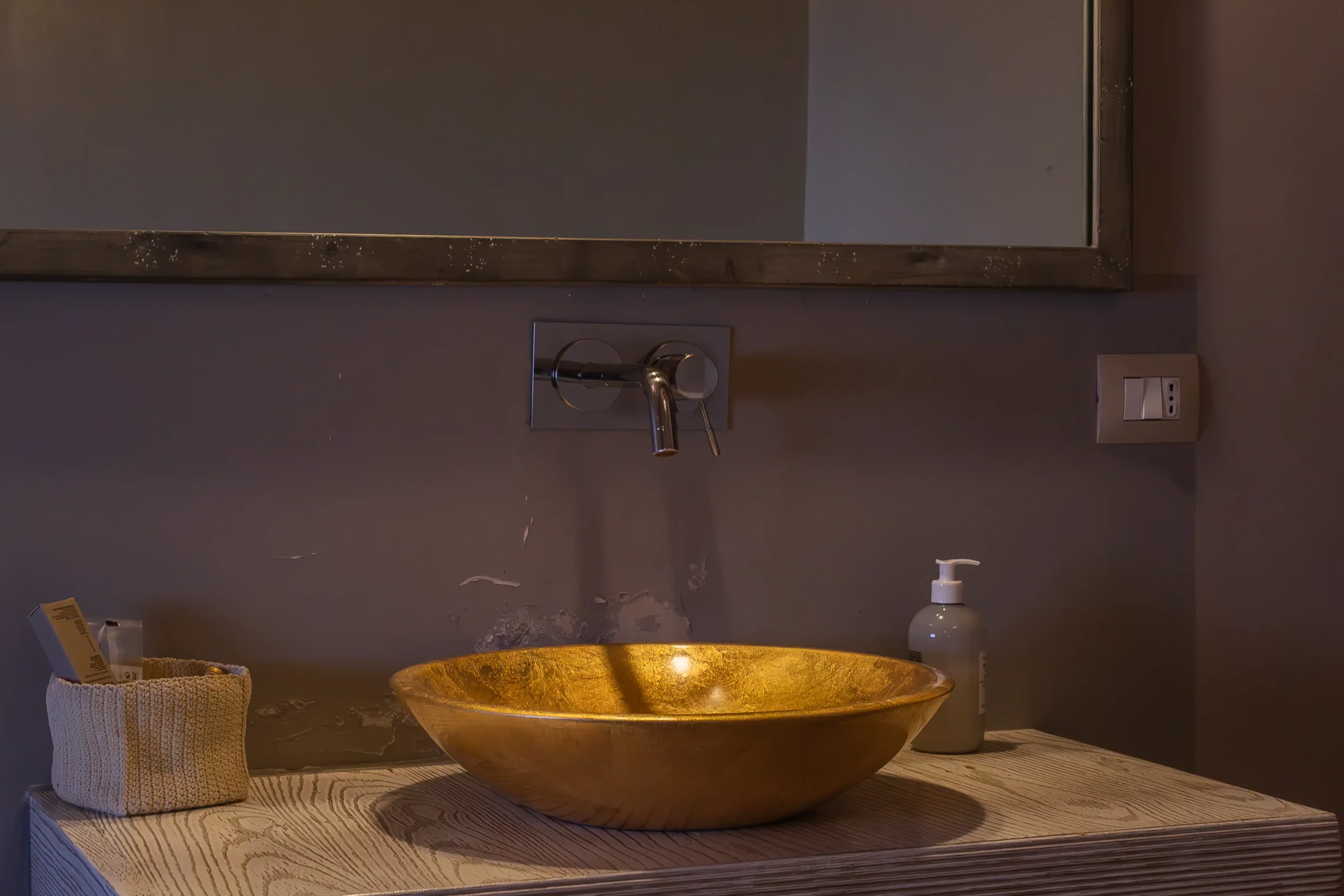 luigi-pirandello-bagno-lavandino-oro