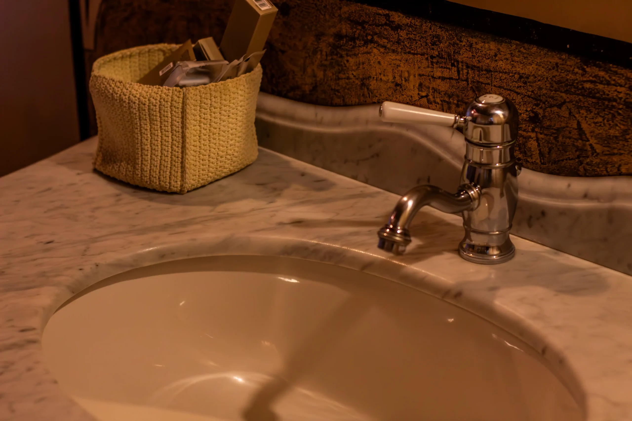 luigi-xiv-bagno-lavandino-dettaglio-rubinetto